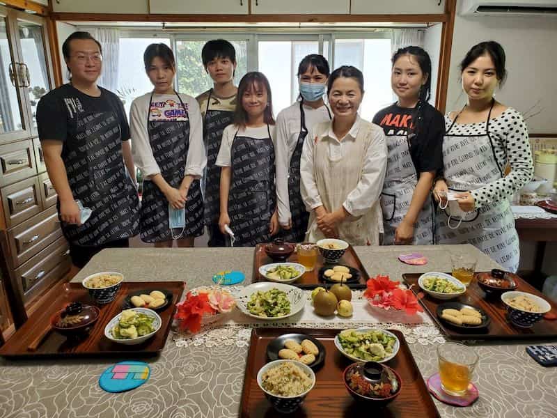 外国人留学生が日本の文化体験で料理教室に参加した写真