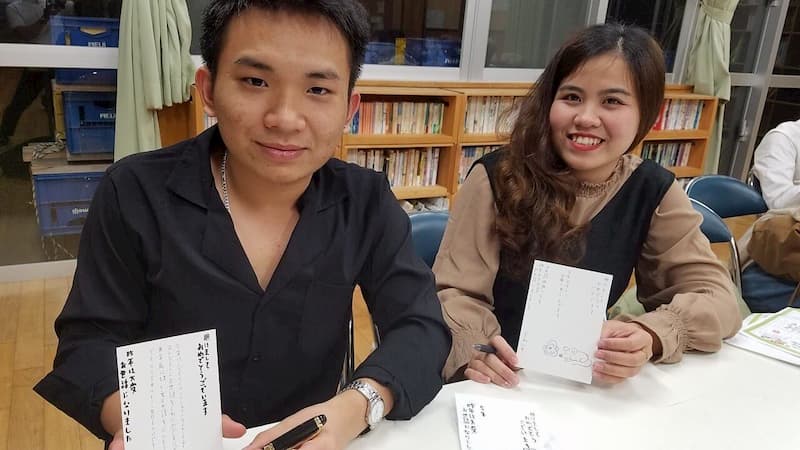 外国人留学生が文化体験で年賀状の書き方を学ぶところ