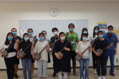 中国人学生13名が恩納村観光協会さんの主催する「三線教室」に参加してきました。